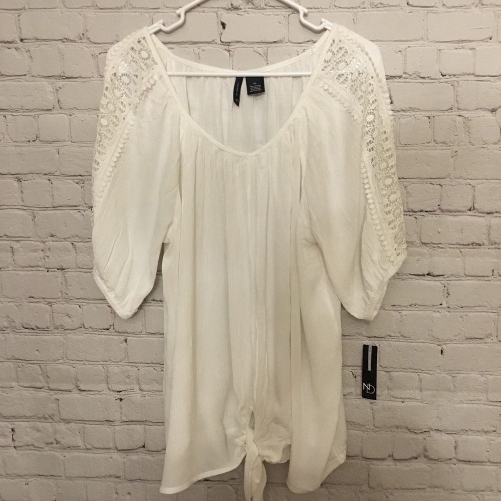 new directions XL white top W/ sleeve embroidery